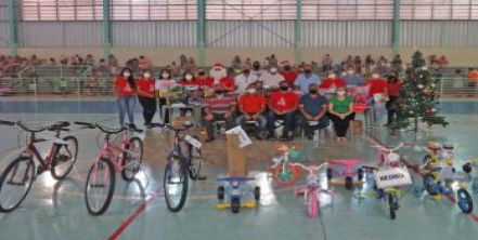 Papai Noel do Vivaleite distribui brinquedos e realiza sorteio de bicicletas